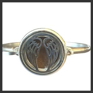 NWOT Silver Tone Angel Wings Essential Oil Aromatherapy Diffuser Bangle Bracelet